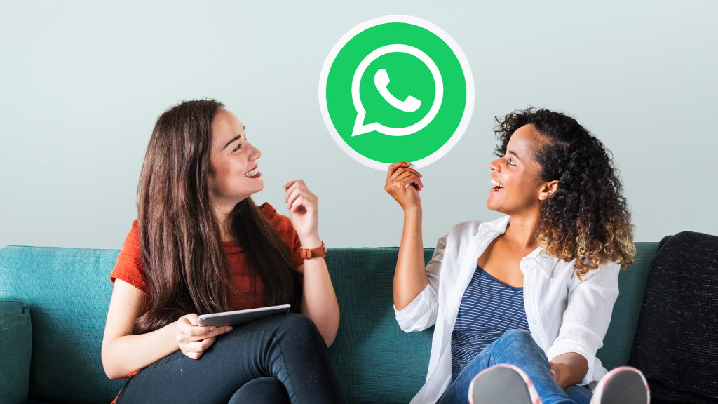 Duas pessoas conversando com o ícone do WhatsApp, representando o atendimento omnichannel unificado da Sigatel